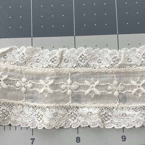 Vintage beige organdy lace trim w embroidered floral, scalloped details, 4 yards - Picture 5 of 6